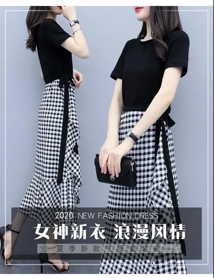 Plaid Skirt Paired with Solid Color T-Shirt