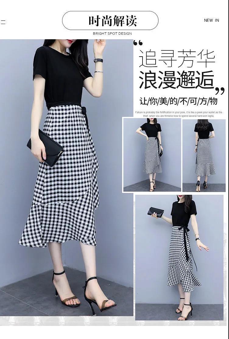 Plaid Skirt Paired with Solid Color T-Shirt